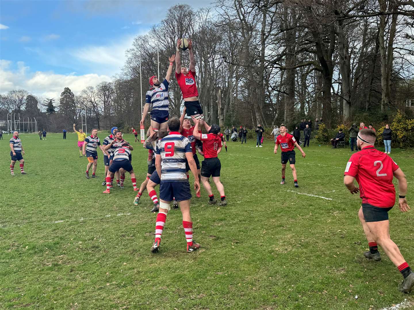 Action from a pulsating Morriston encounter between Moray and Linlithgow.