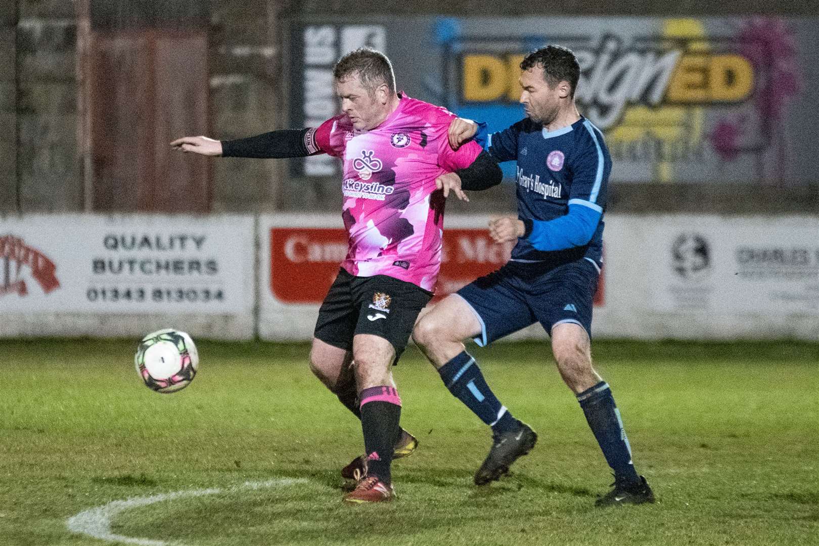 Stuart McQuaker and Mike Duncan in a midfield battle. Picture: Daniel Forsyth